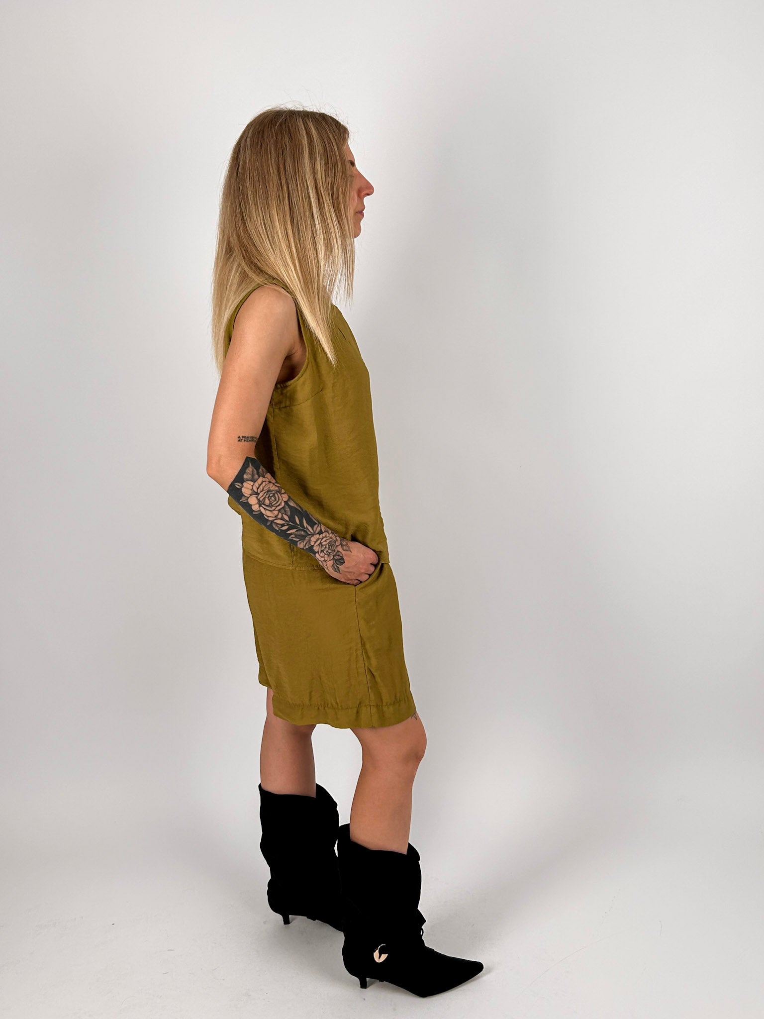 Completo donna verde oliva con top senape smanicato e shorts coordinati - vista laterale