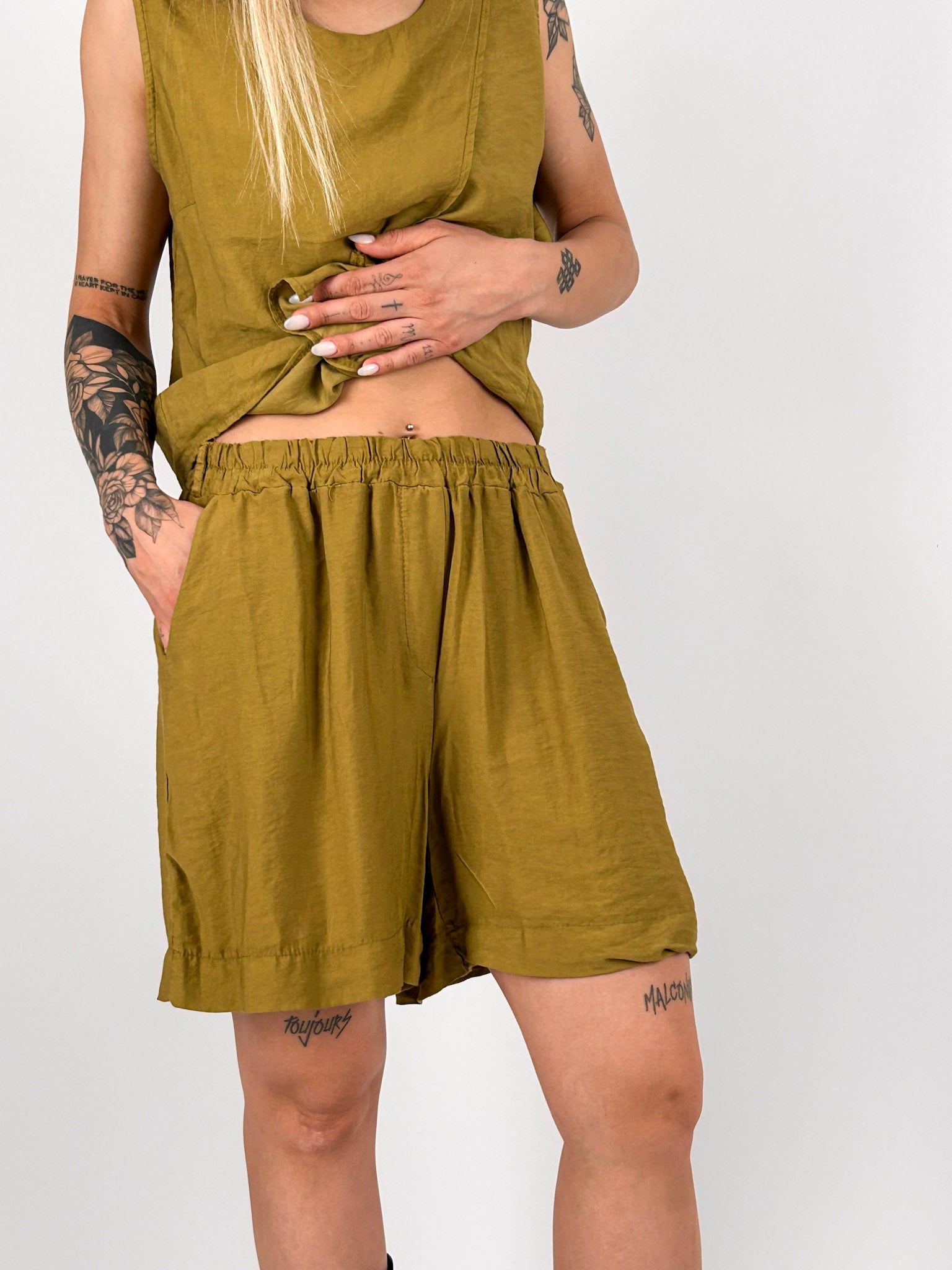Completo donna verde oliva con top senape smanicato e shorts coordinati - dettaglio shorts