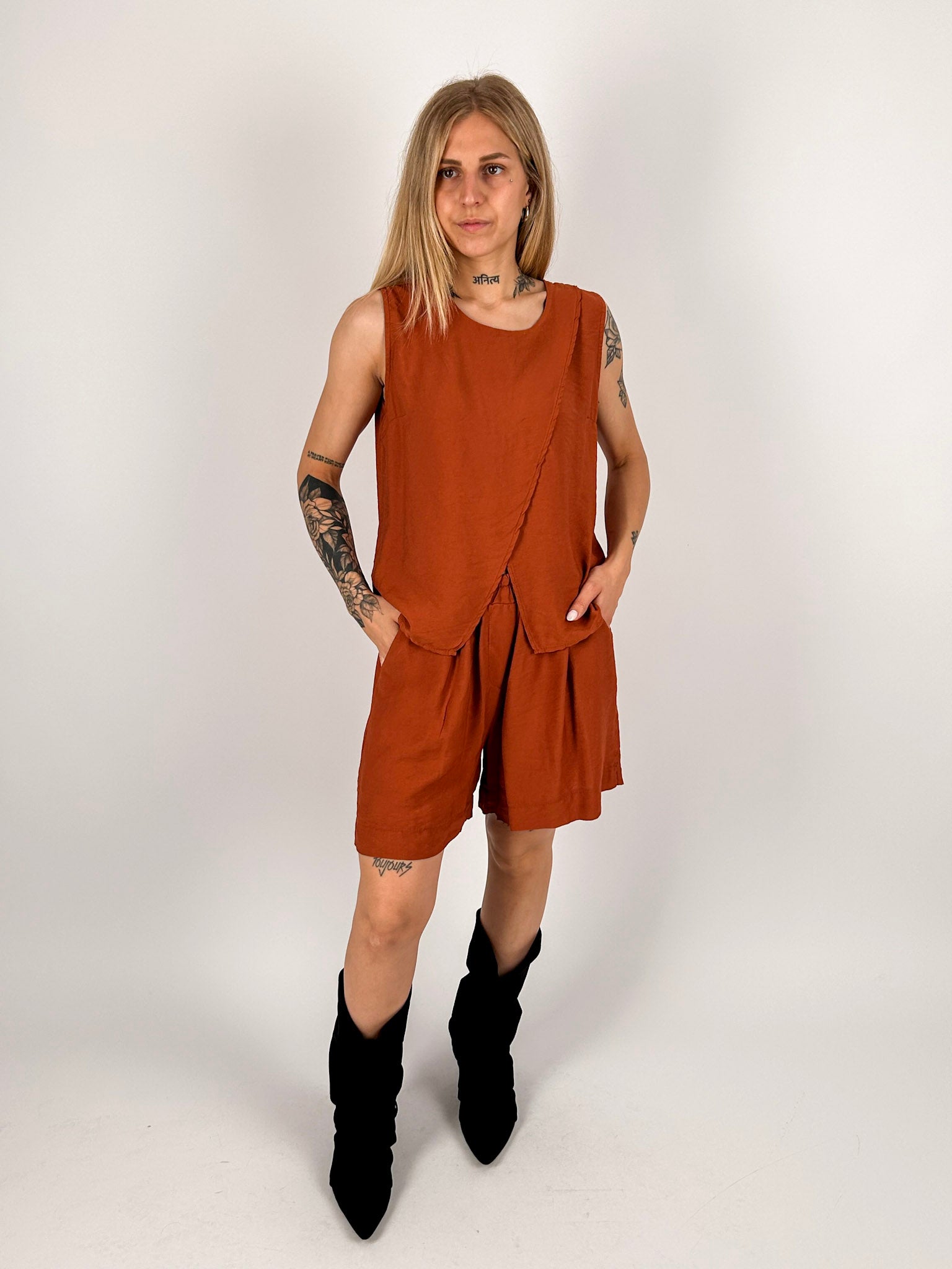 Completo donna verde oliva con top terracotta smanicato e shorts coordinati - vista frontale