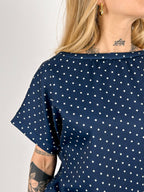 Completo Pois Blu da donna con maglia morbida e shorts coordinati -. dettaglio tessuto