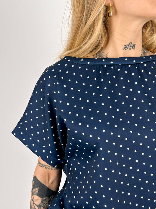 Completo Pois Blu da donna con maglia morbida e shorts coordinati -. dettaglio tessuto