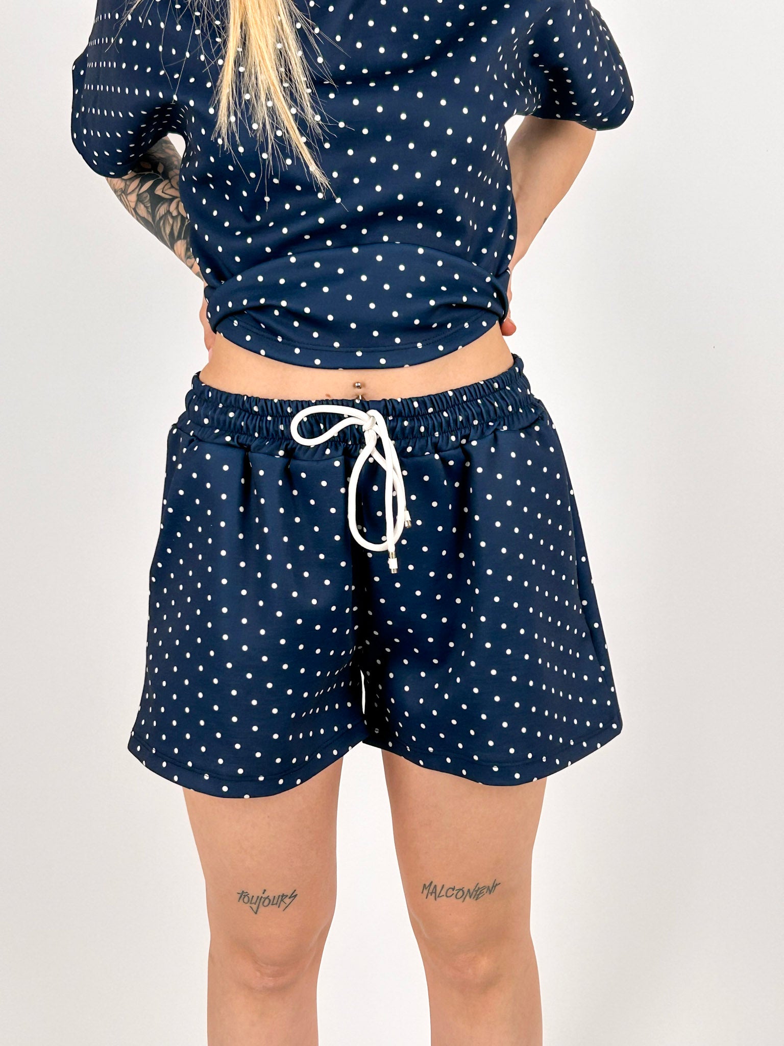 Completo Pois Blu da donna con maglia morbida e shorts coordinati - dettaglio pantaloncino