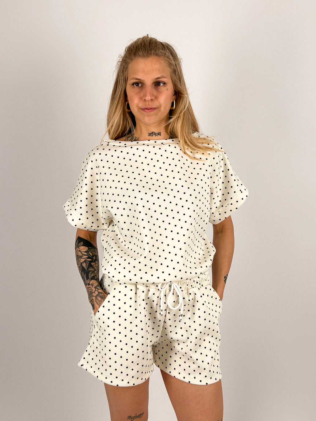 Completo Pois Bianco da donna con maglia morbida e shorts coordinati - vista frontale