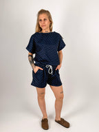 Completo Pois Blu da donna con maglia morbida e shorts coordinati - vista frontale