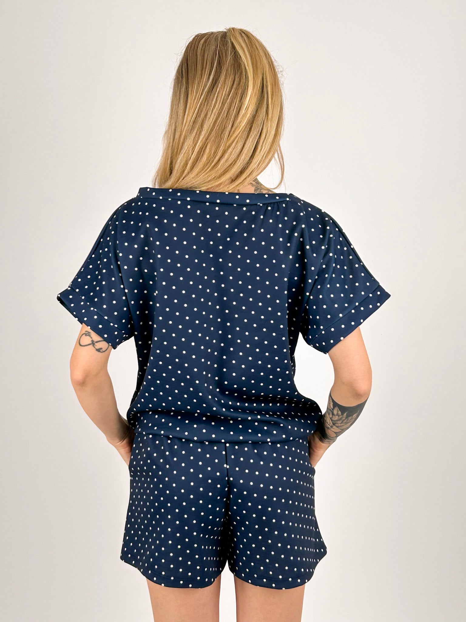Completo Pois Blu da donna con maglia morbida e shorts coordinati - dettaglio retro