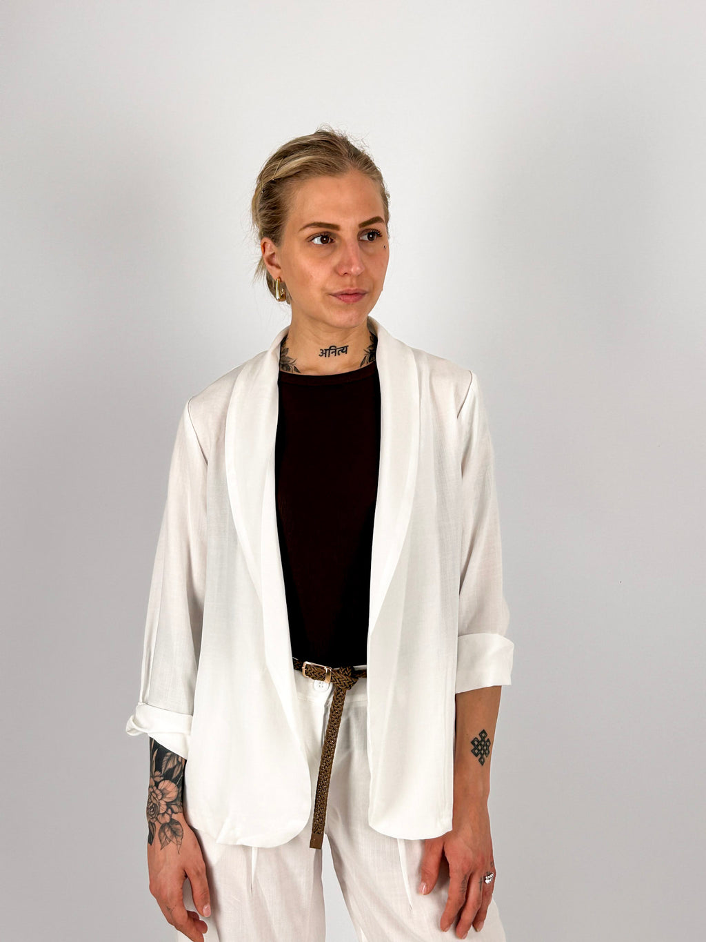 Completo donna bianco in Tencel con giacca aperta e pantalone coordinato - vista giacca