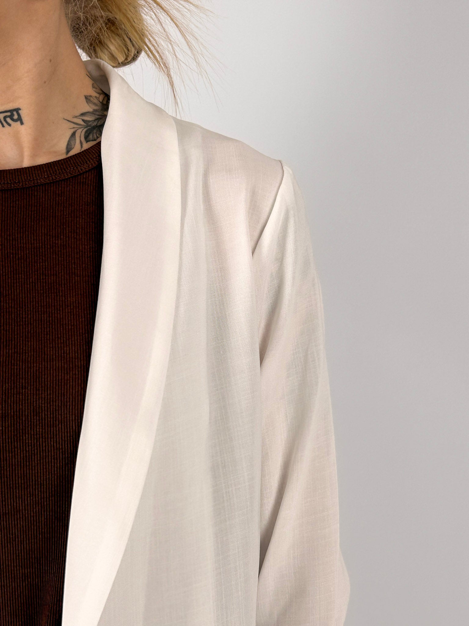 Completo donna bianco in Tencel con giacca aperta e pantalone coordinato - dettaglio giacca
