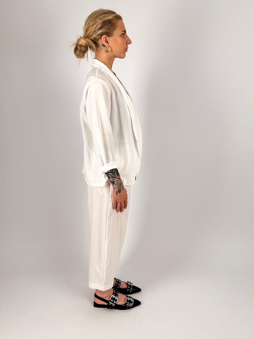 Completo donna bianco in Tencel con giacca aperta e pantalone coordinato - vista laterale