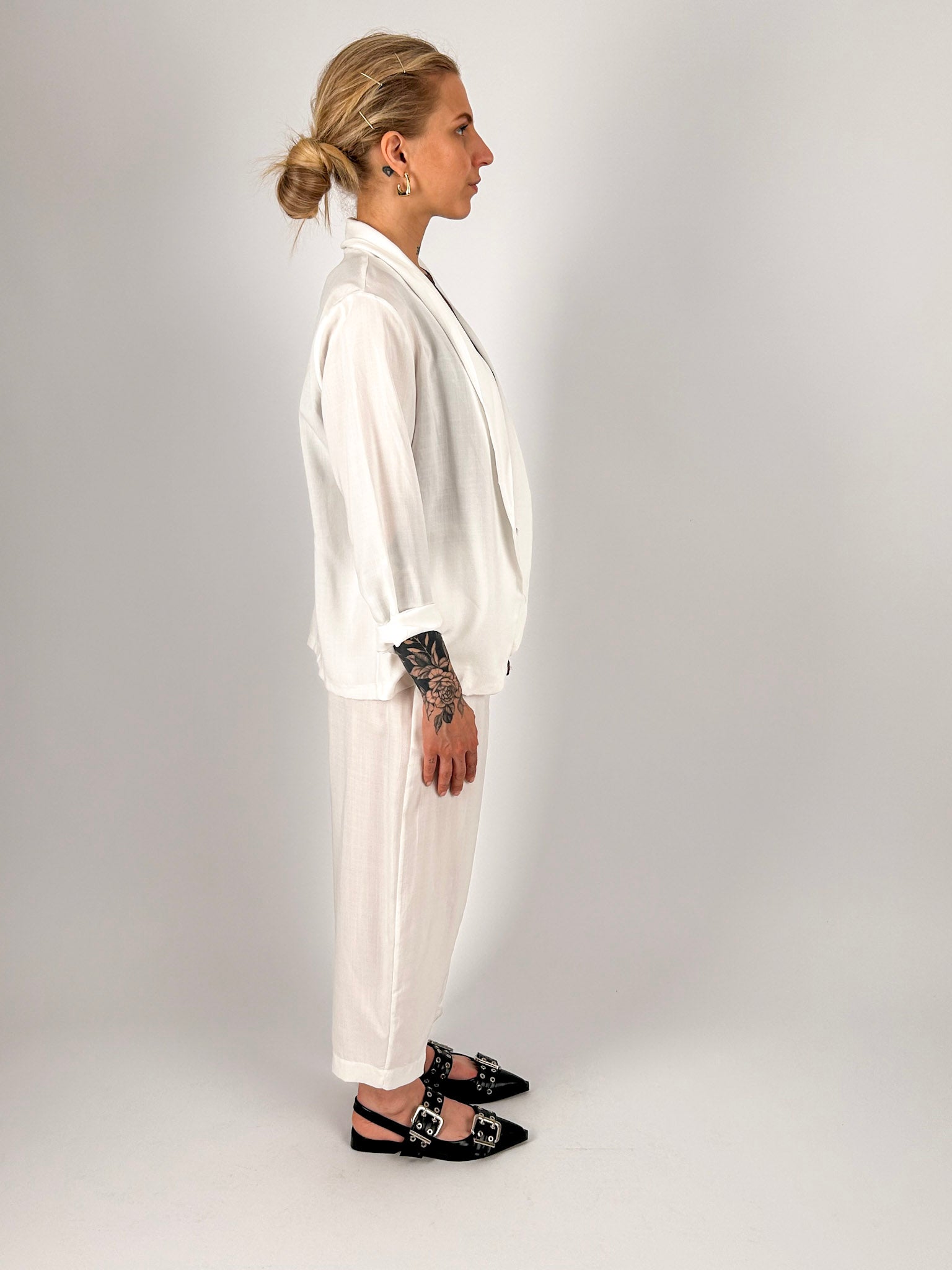 Completo donna bianco in Tencel con giacca aperta e pantalone coordinato - vista laterale