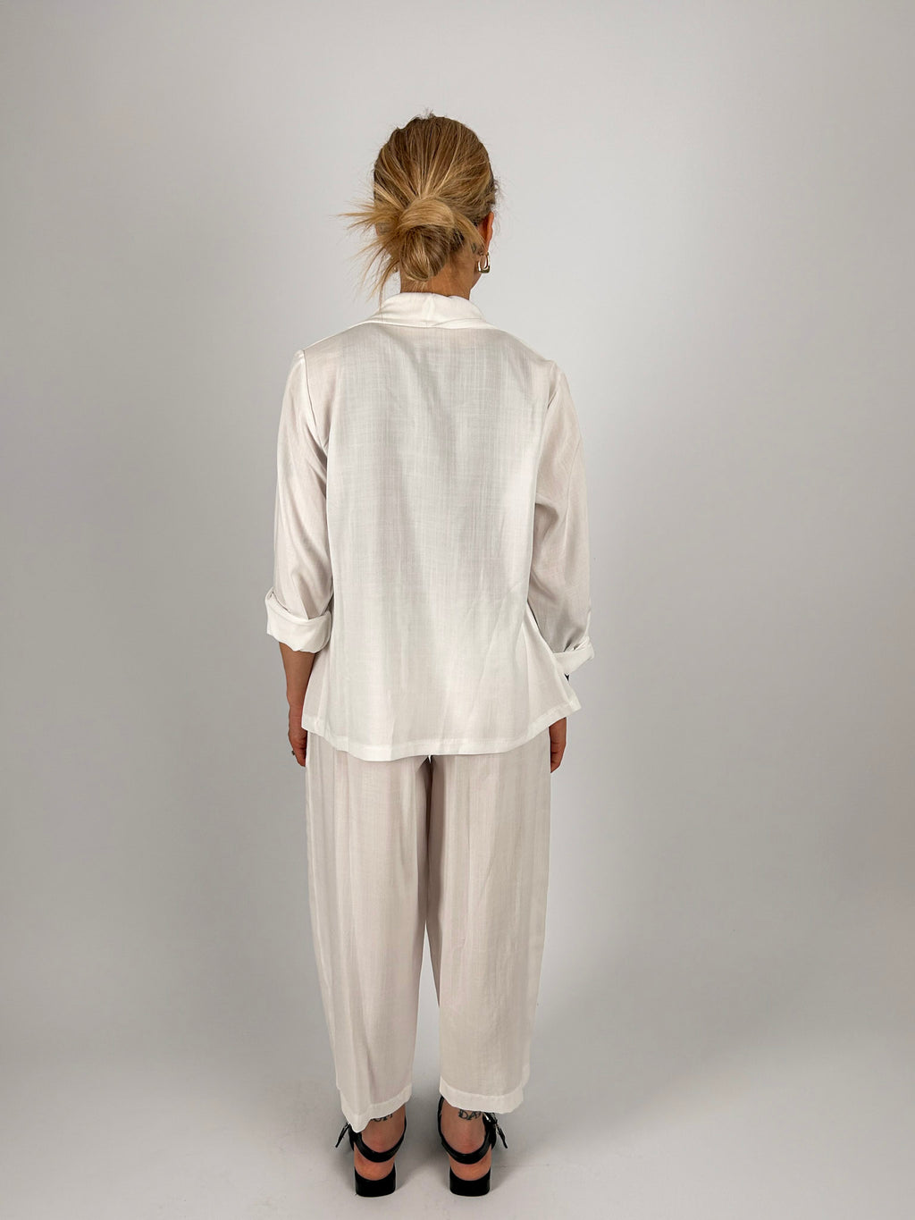 Completo donna bianco in Tencel con giacca aperta e pantalone coordinato - vista retro