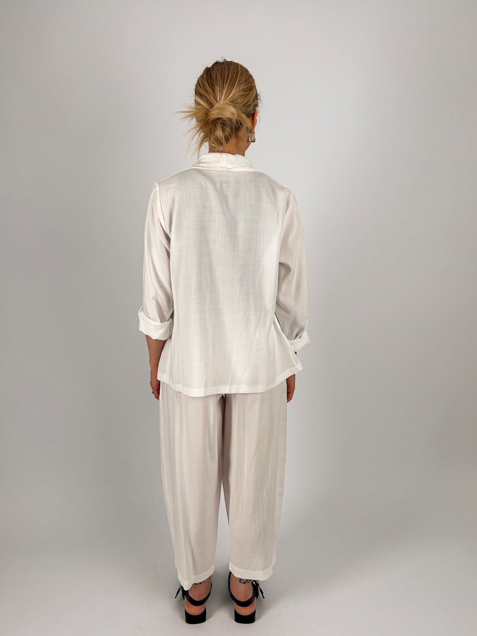 Completo donna bianco in Tencel con giacca aperta e pantalone coordinato - vista retro