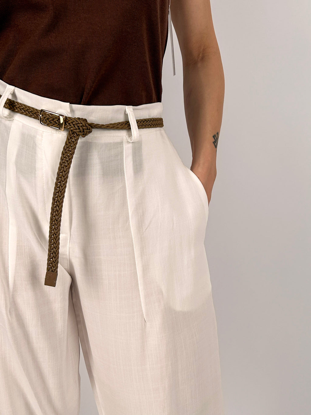 Completo donna bianco in Tencel con giacca aperta e pantalone coordinato - dettaglio pantalone