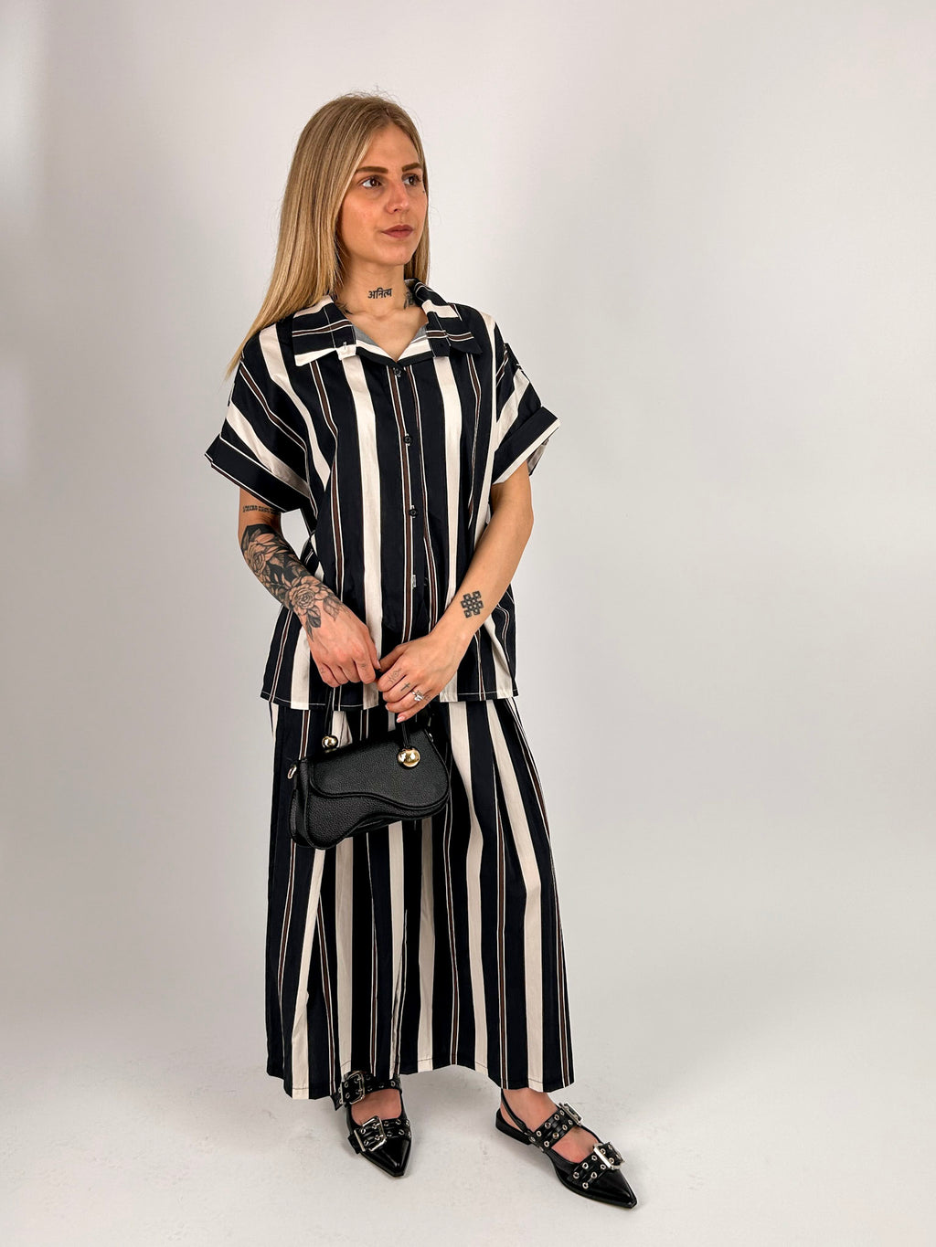 Completo donna a righe nero con camicia over e pantalone ampio coordinato - vista frontale