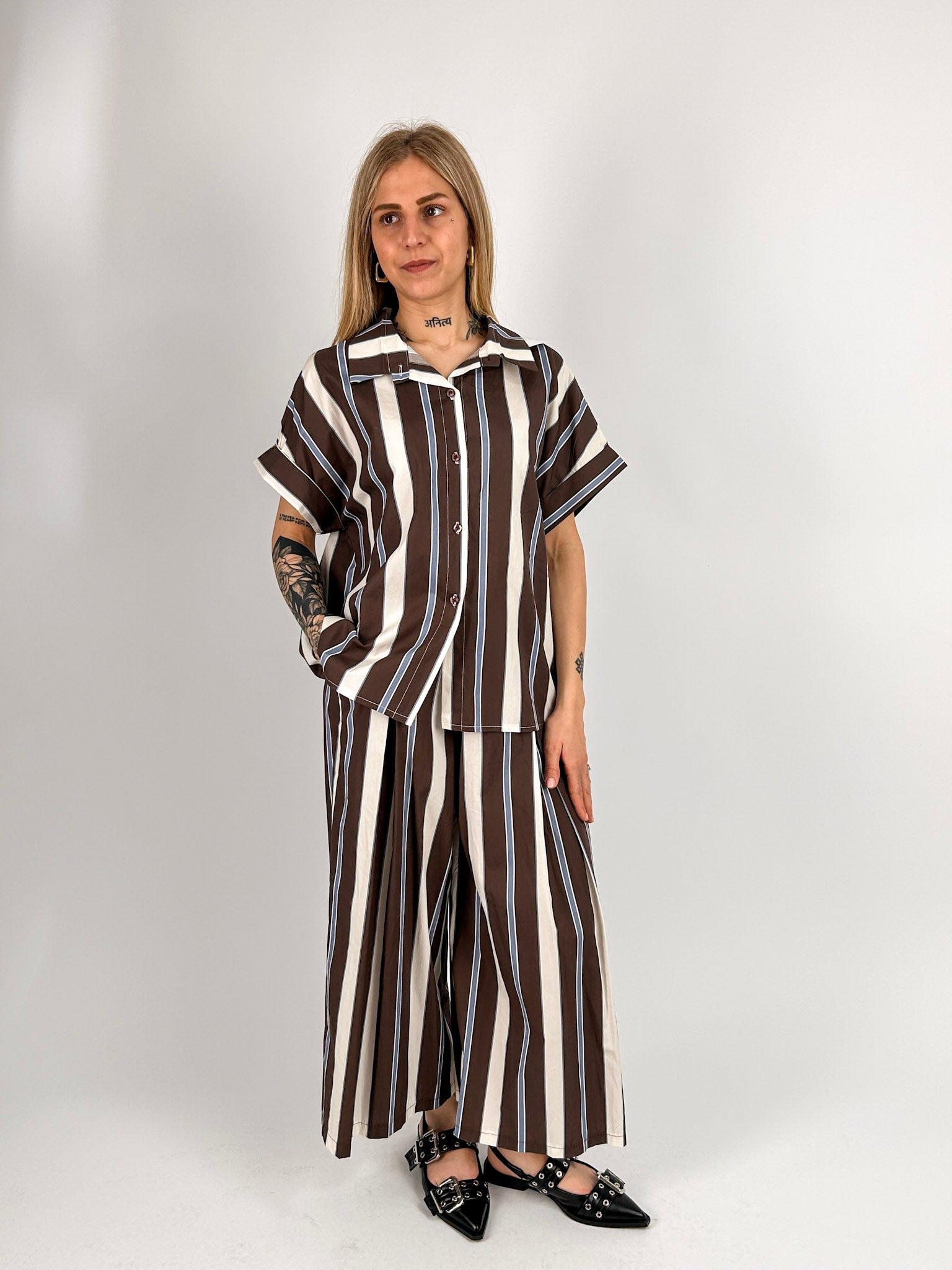 Completo donna a righe marrone  con camicia over e pantalone ampio coordinato - vista frontale