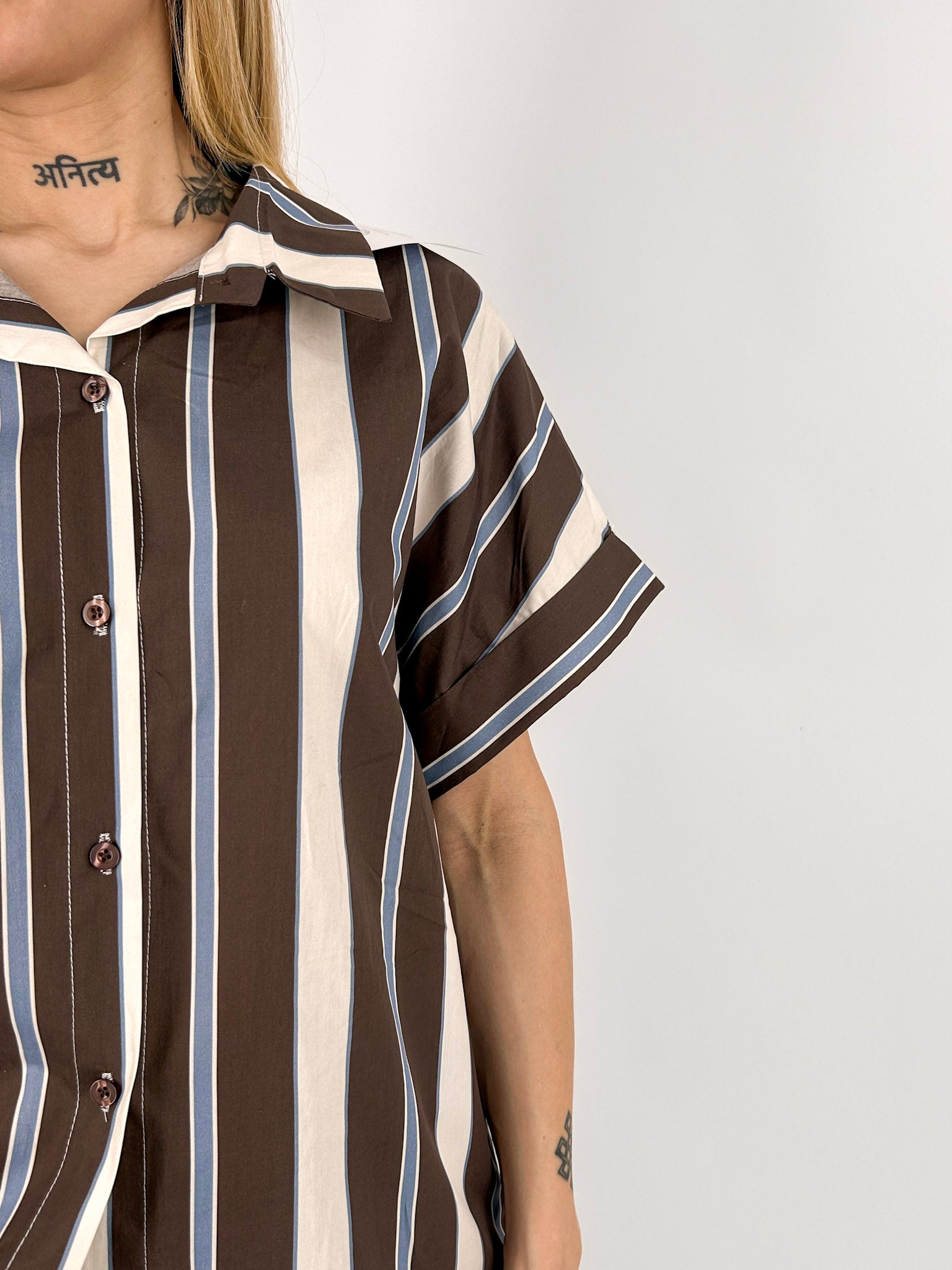 Completo donna a righe marrone  con camicia over e pantalone ampio coordinato - vista dettaglio