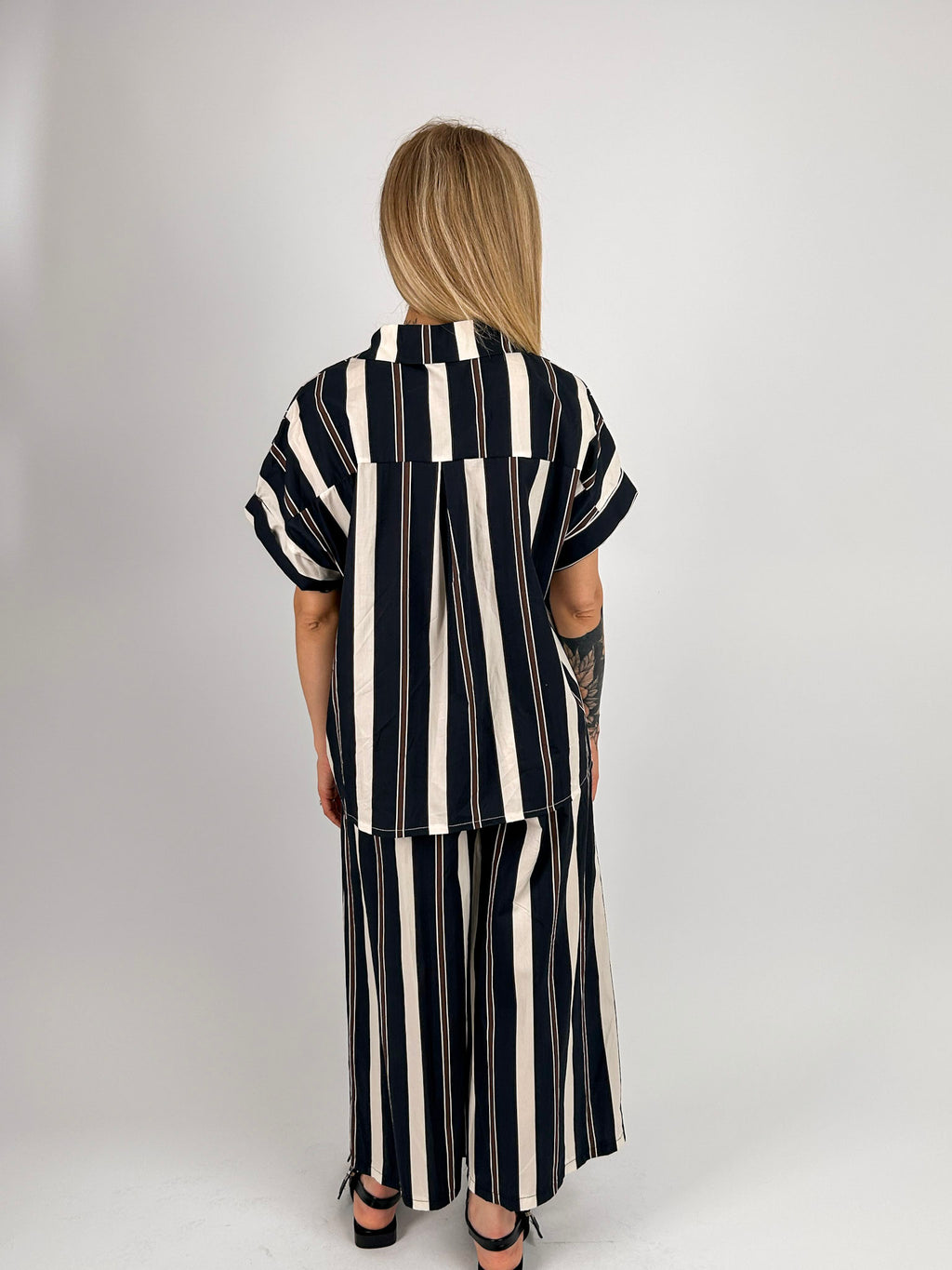 Completo donna a righe nero con camicia over e pantalone ampio coordinato - vista retro