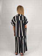 Completo donna a righe nero con camicia over e pantalone ampio coordinato - vista retro