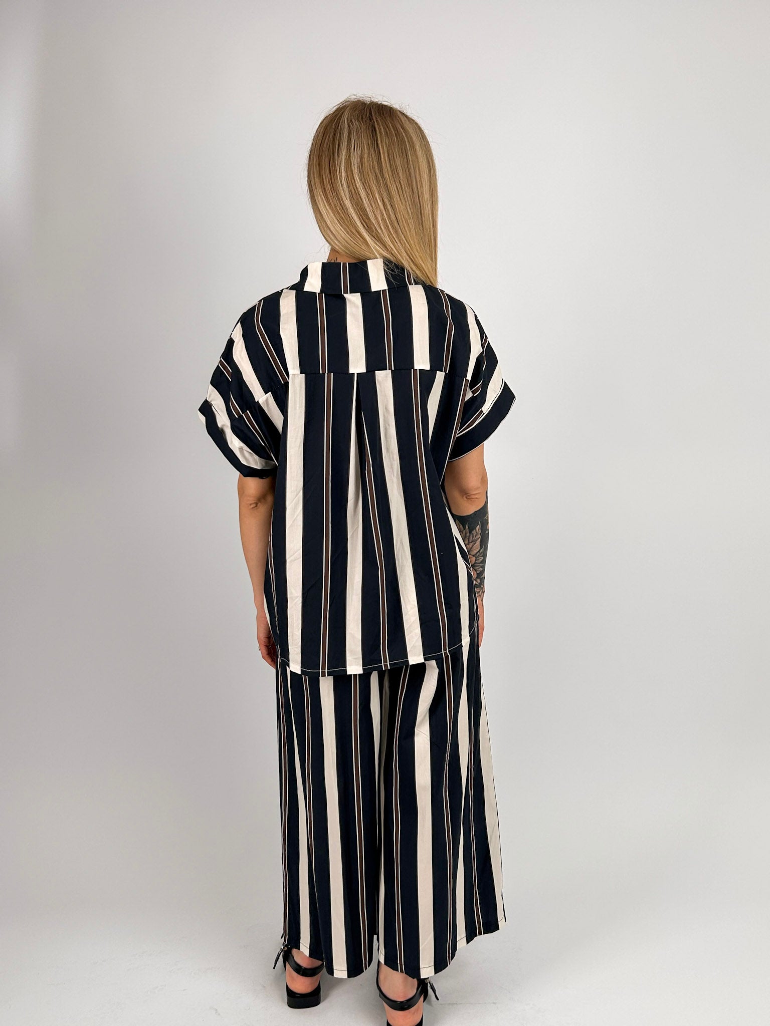 Completo donna a righe nero con camicia over e pantalone ampio coordinato - vista retro