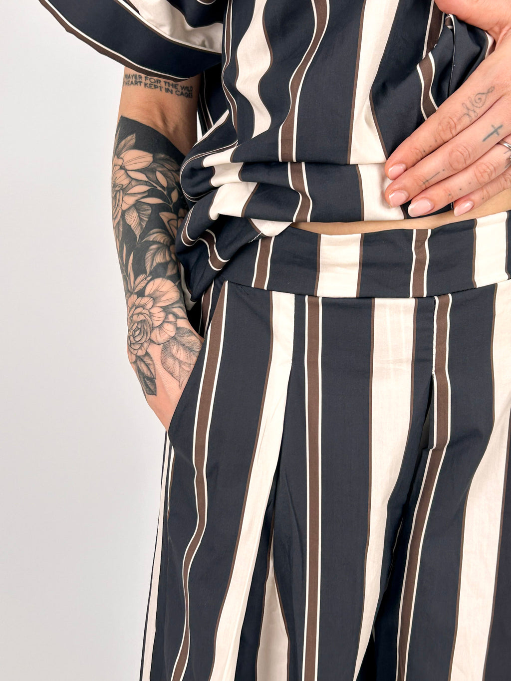 Completo donna a righe nero con camicia over e pantalone ampio coordinato - vista dettaglio pantalone