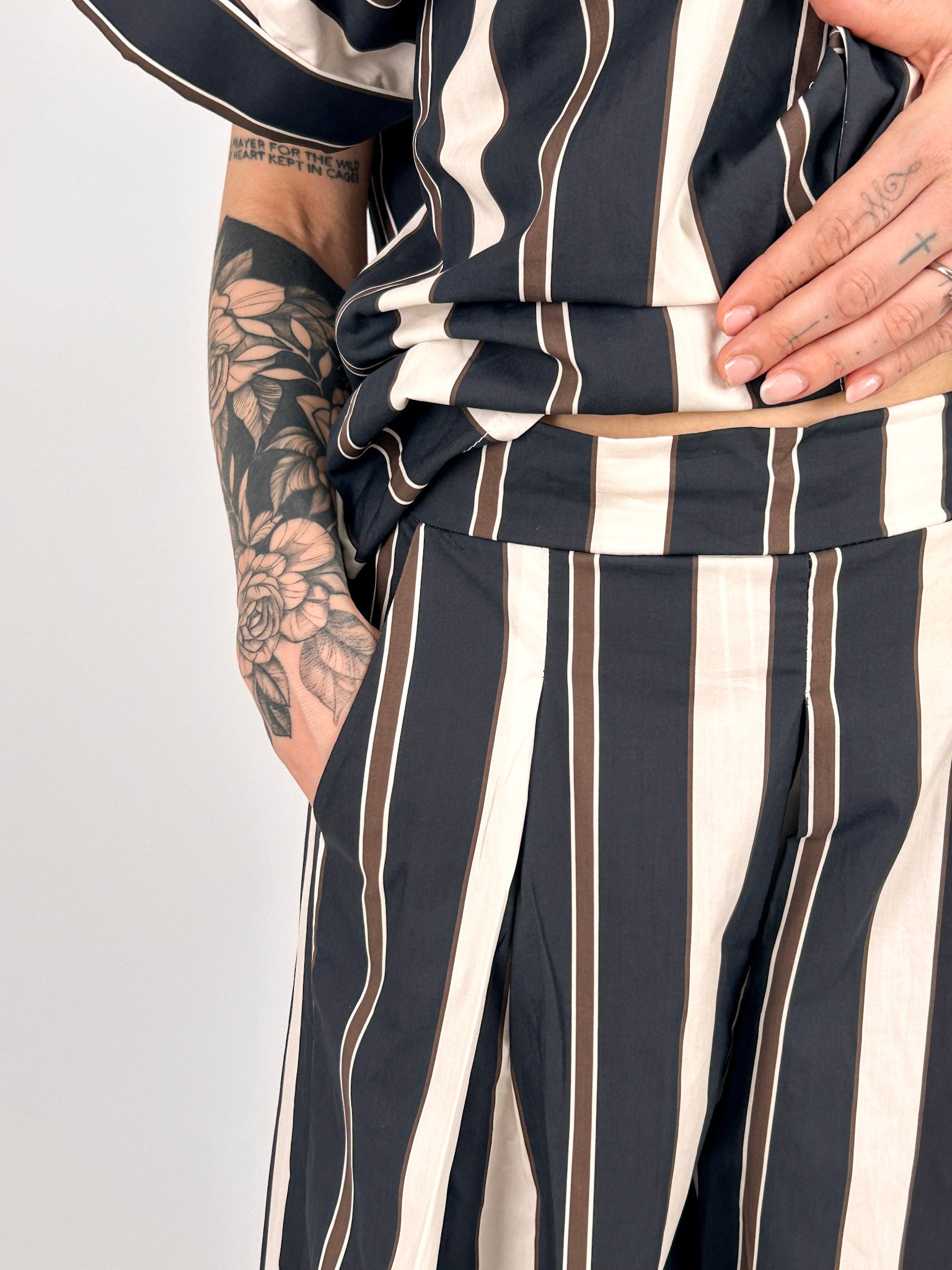 Completo donna a righe nero con camicia over e pantalone ampio coordinato - vista dettaglio pantalone