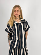 Completo donna a righe nero con camicia over e pantalone ampio coordinato - dettaglio camicia