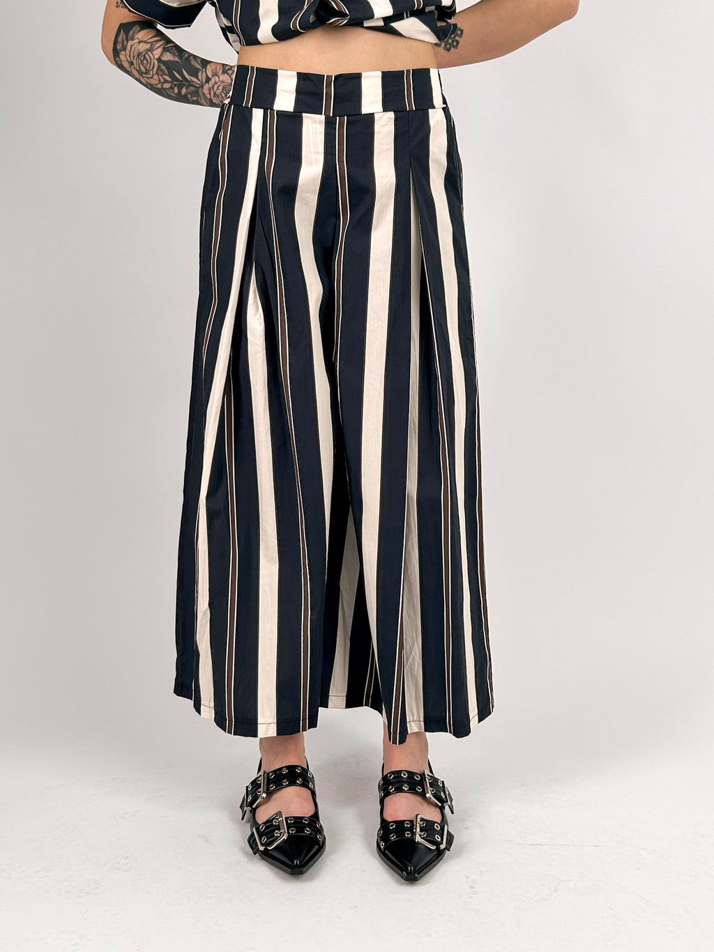 Completo donna a righe nero con camicia over e pantalone ampio coordinato - vista pantalone