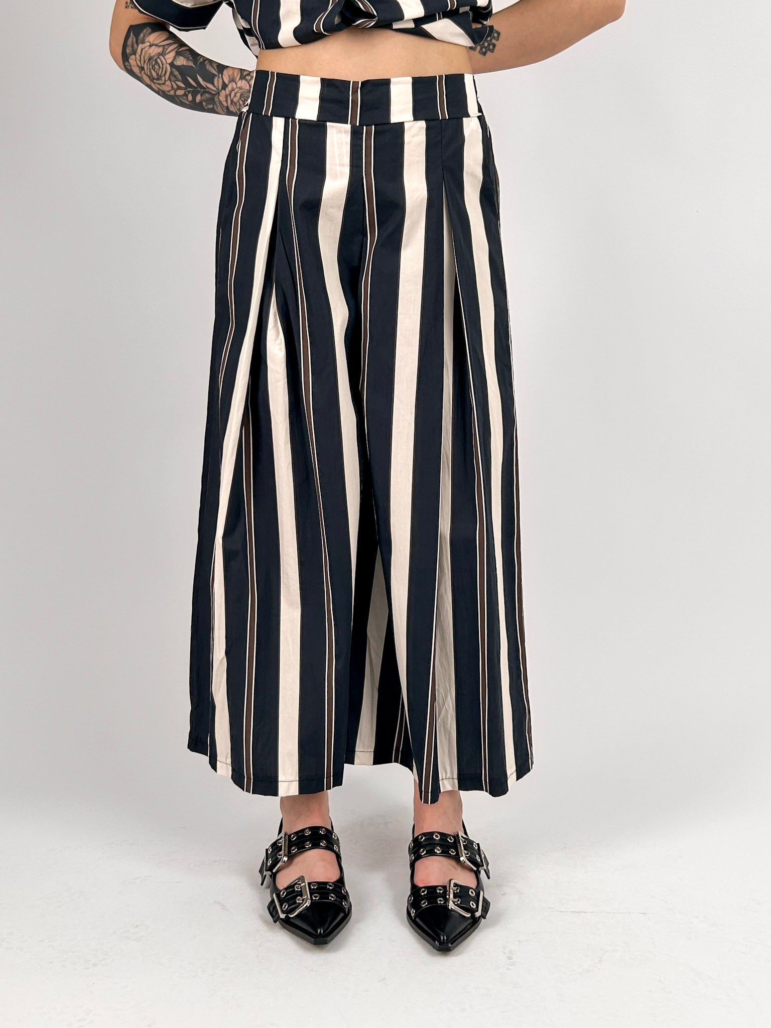 Completo donna a righe nero con camicia over e pantalone ampio coordinato - vista pantalone