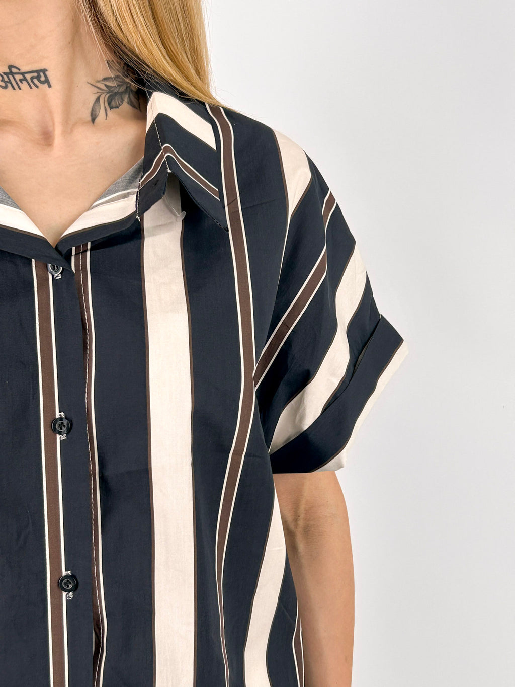 Completo donna a righe nero con camicia over e pantalone ampio coordinato - vista dettaglio