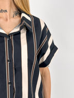 Completo donna a righe nero con camicia over e pantalone ampio coordinato - vista dettaglio