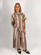 Completo donna a righe beige  con camicia over e pantalone ampio coordinato - vista frontale