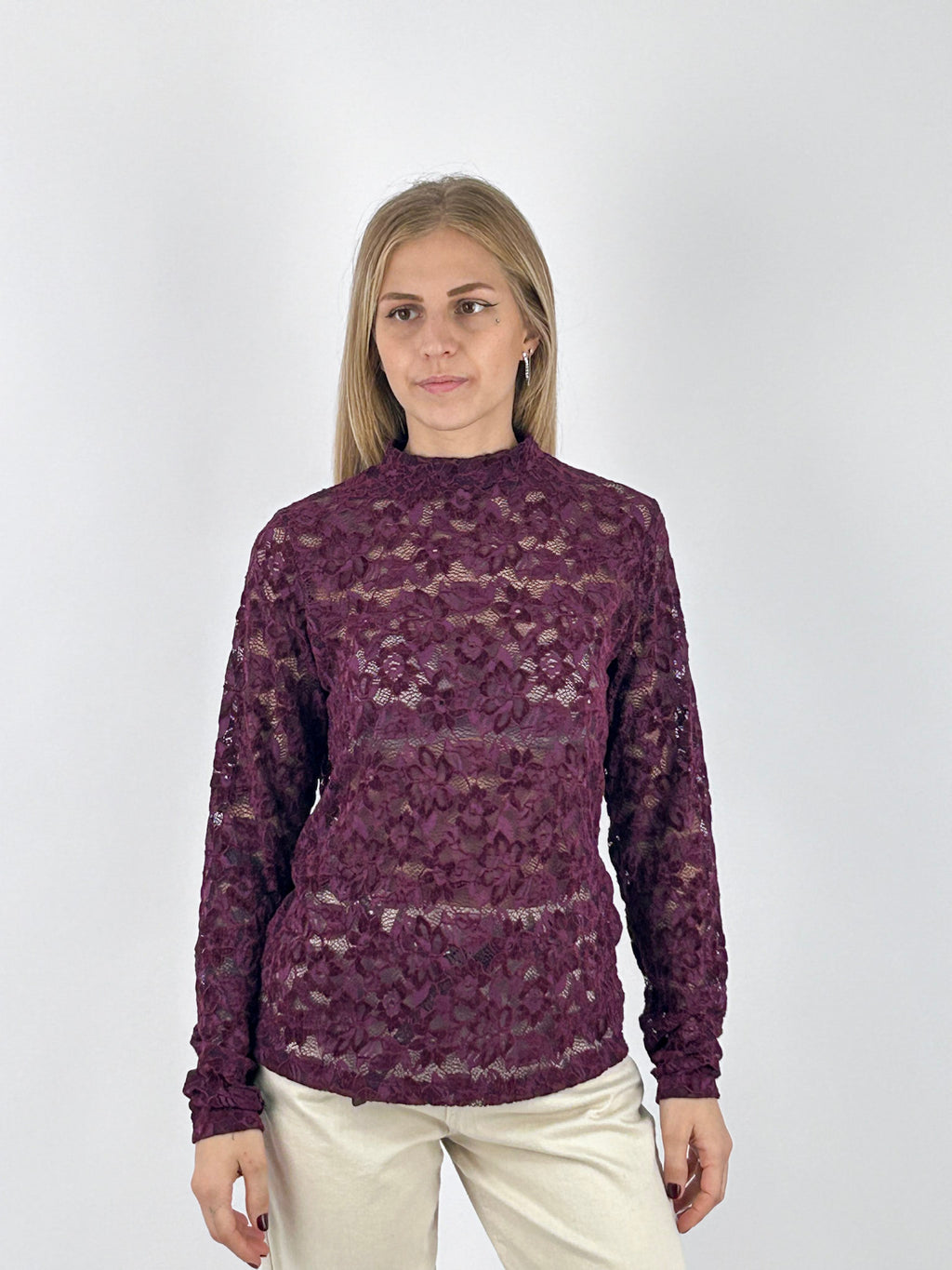 Maglia donna in pizzo floreale chiaro con collo alto e manica lunga bordo - portata fuori
