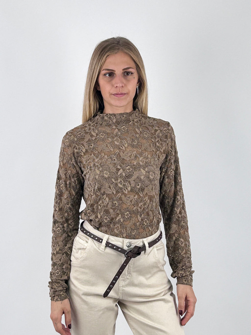 Maglia donna in pizzo floreale chiaro con collo alto e manica lunga tortora - vista frontale