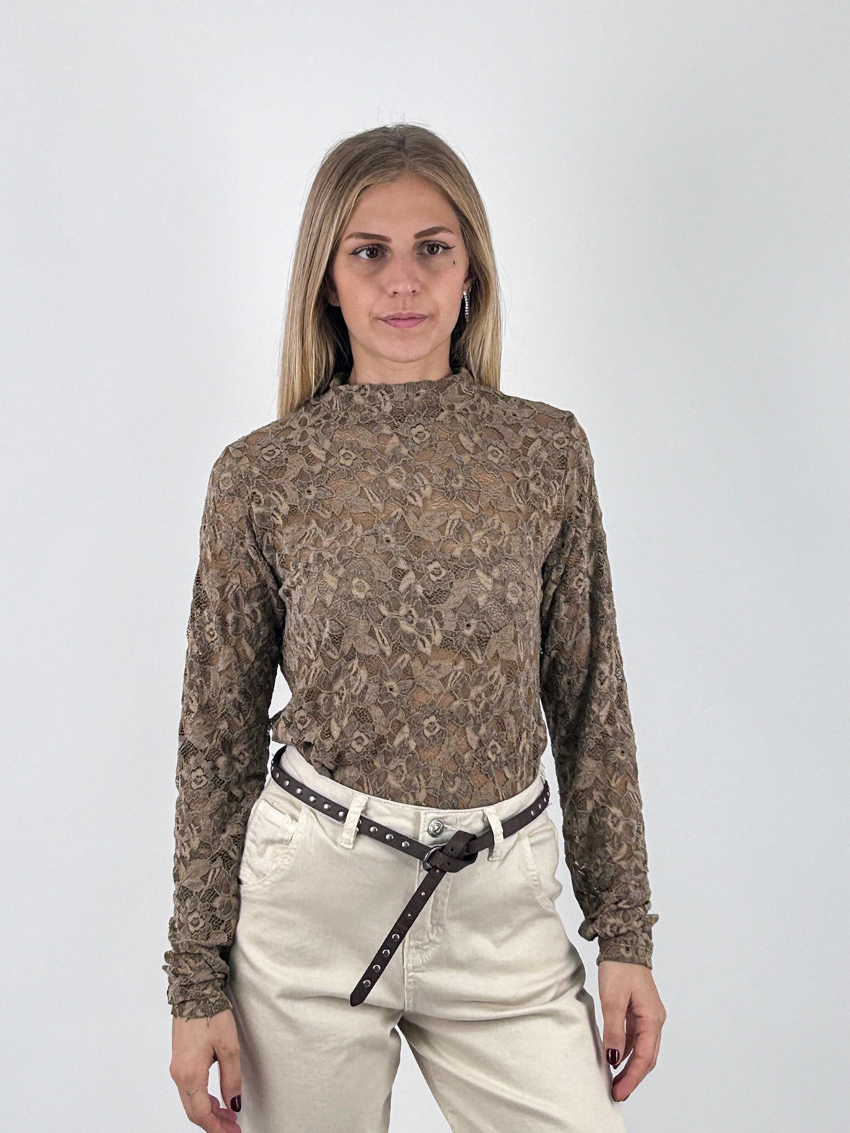 Maglia donna in pizzo floreale chiaro con collo alto e manica lunga tortora - vista frontale