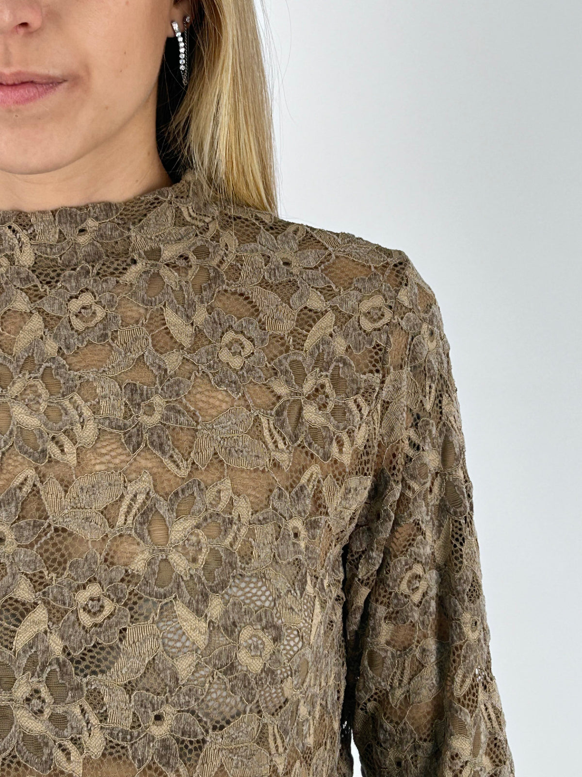 Maglia donna in pizzo floreale chiaro con collo alto e manica lunga tortora - vista dettaglio