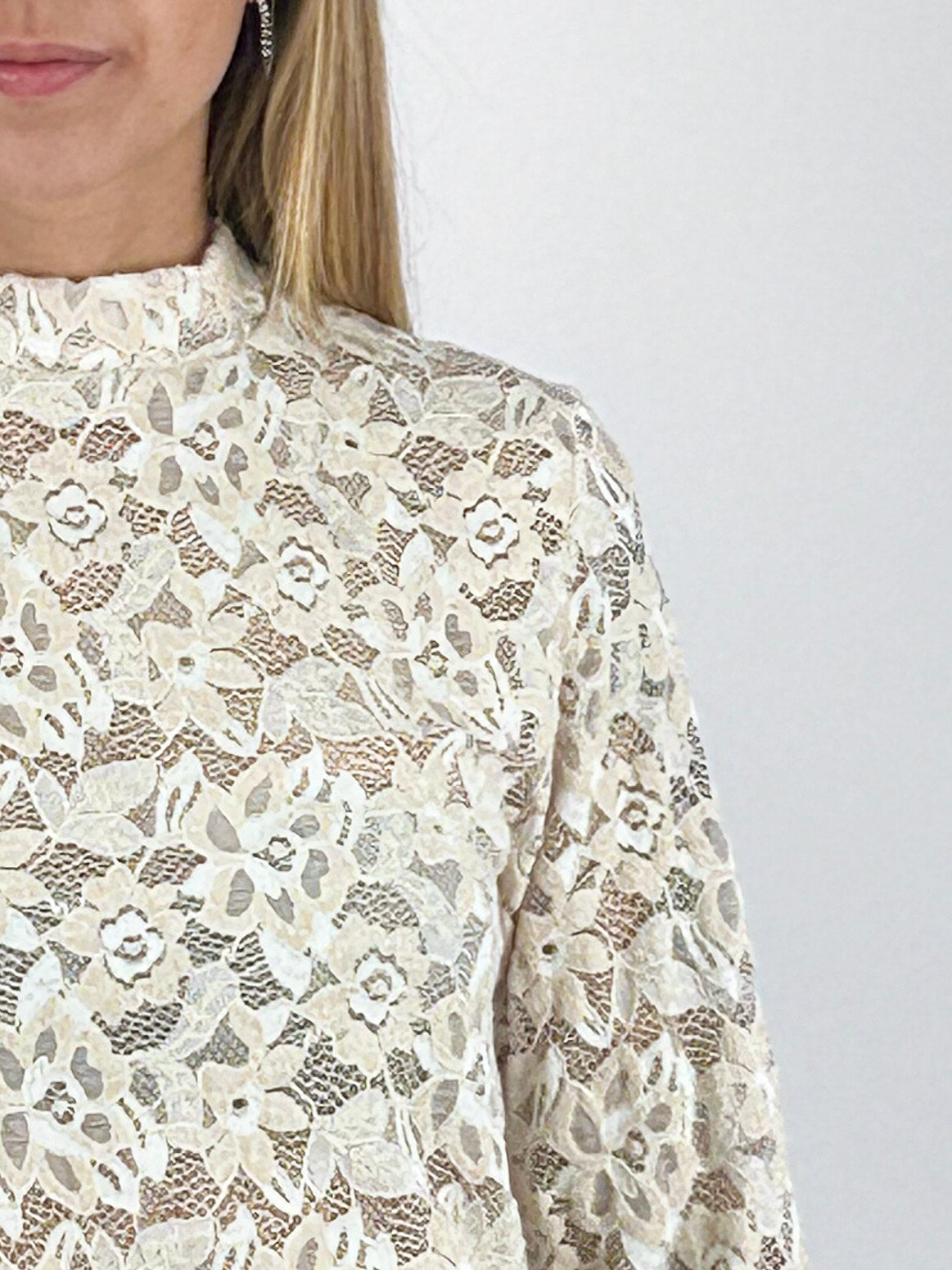 Maglia donna in pizzo floreale chiaro con collo alto e manica lunga panna - vista dettaglio