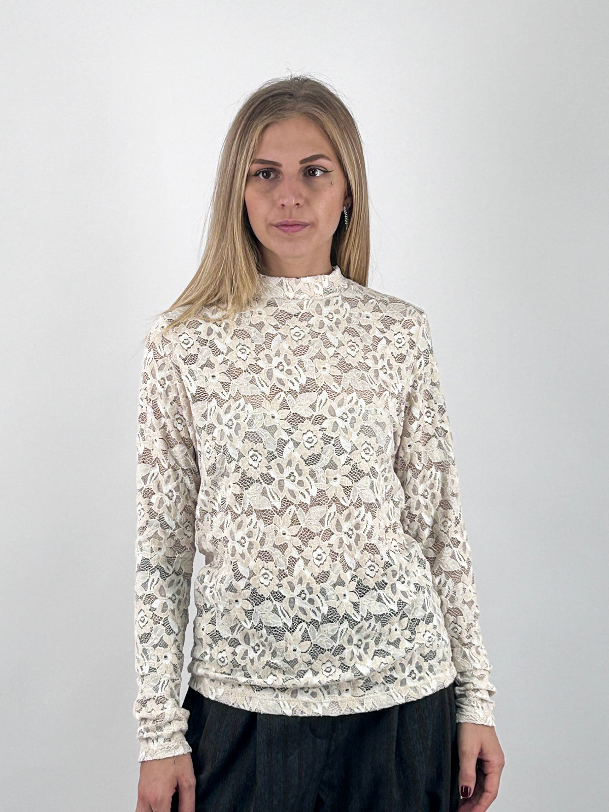 Maglia donna in pizzo floreale chiaro con collo alto e manica lunga panna - portata fuori