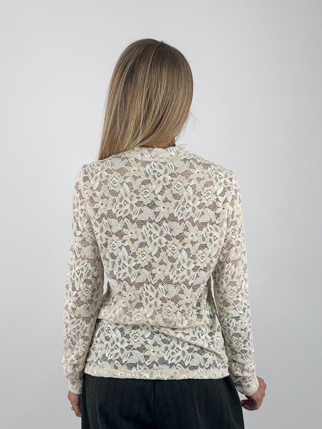 Maglia donna in pizzo floreale chiaro con collo alto e manica lunga panna - vista retro