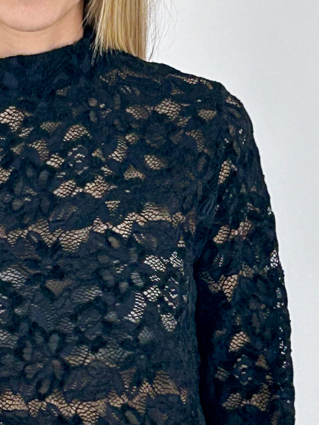 Maglia donna in pizzo floreale chiaro con collo alto e manica lunga nero - vista dettaglio