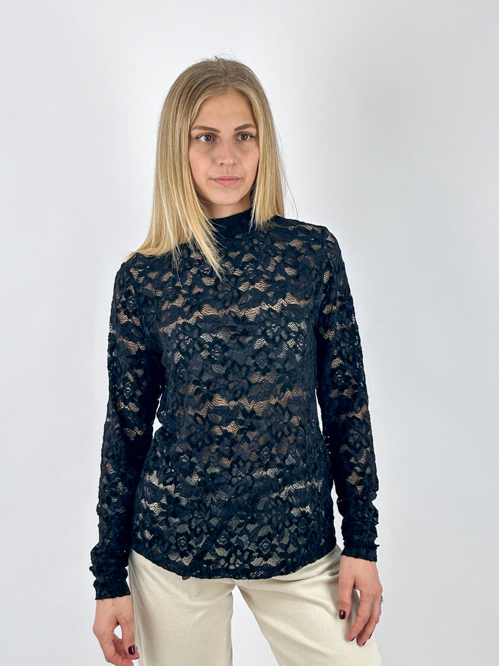 Maglia donna in pizzo floreale chiaro con collo alto e manica lunga nero - portata fuori