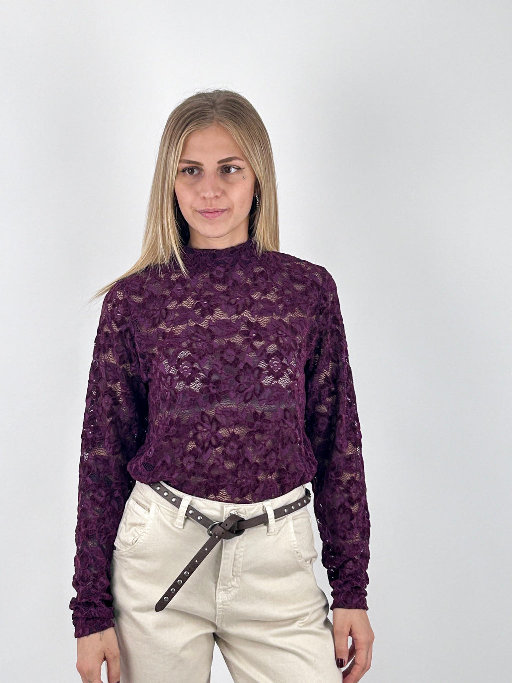 Maglia donna in pizzo floreale chiaro con collo alto e manica lunga bordo - vista frontale