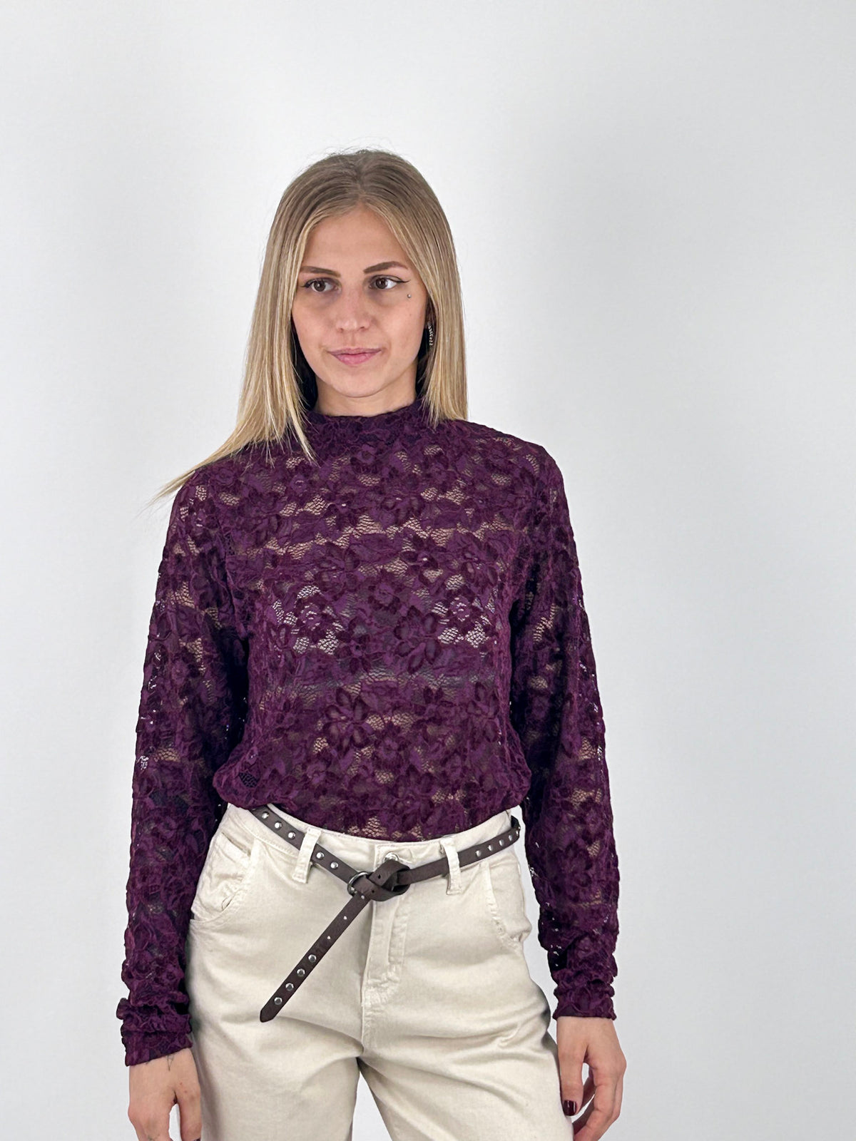 Maglia donna in pizzo floreale chiaro con collo alto e manica lunga bordo - vista frontale