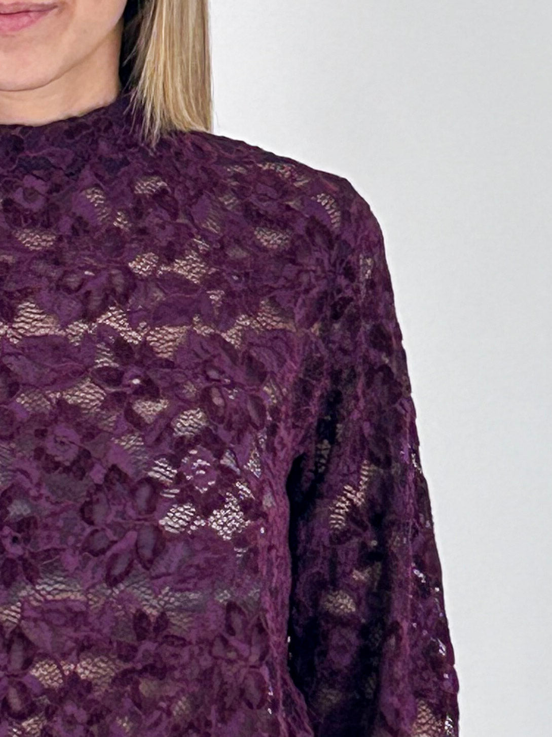 Maglia donna in pizzo floreale chiaro con collo alto e manica lunga bordo - vista dettaglio