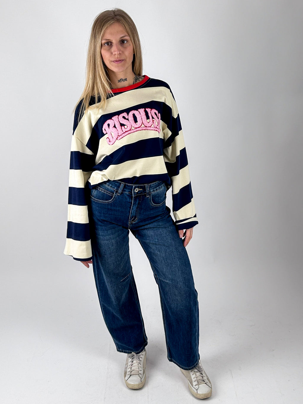 Felpa Bisous blu e panna, look completo