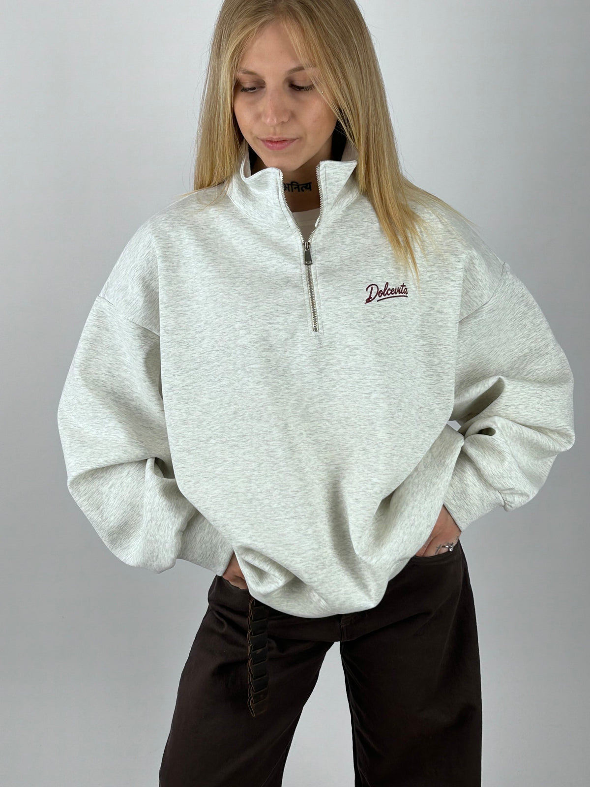 Felpa grigio melange con zip e scritta Dolcevita, vista 1