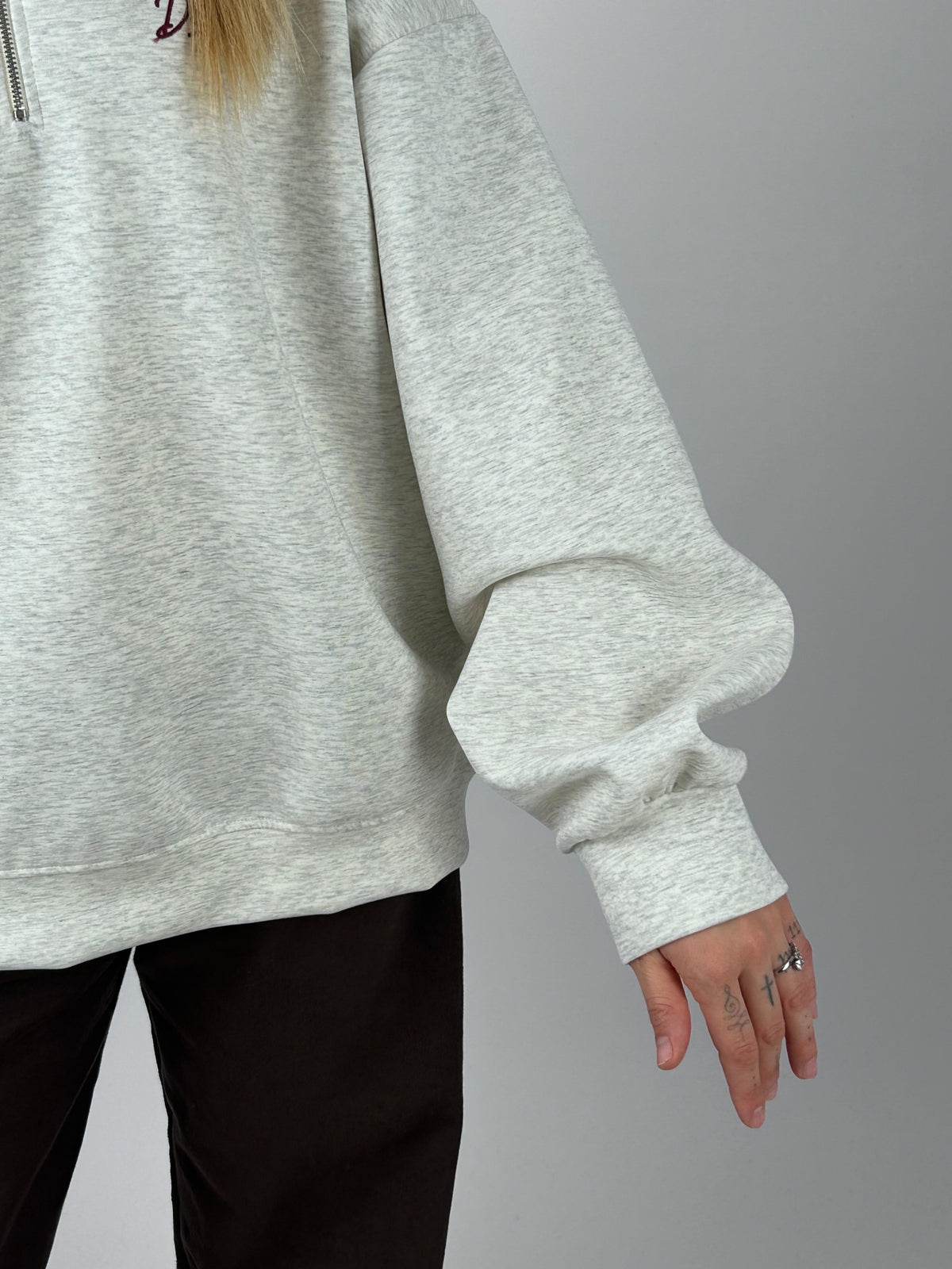 Felpa grigio melange con zip e scritta Dolcevita, vista 3