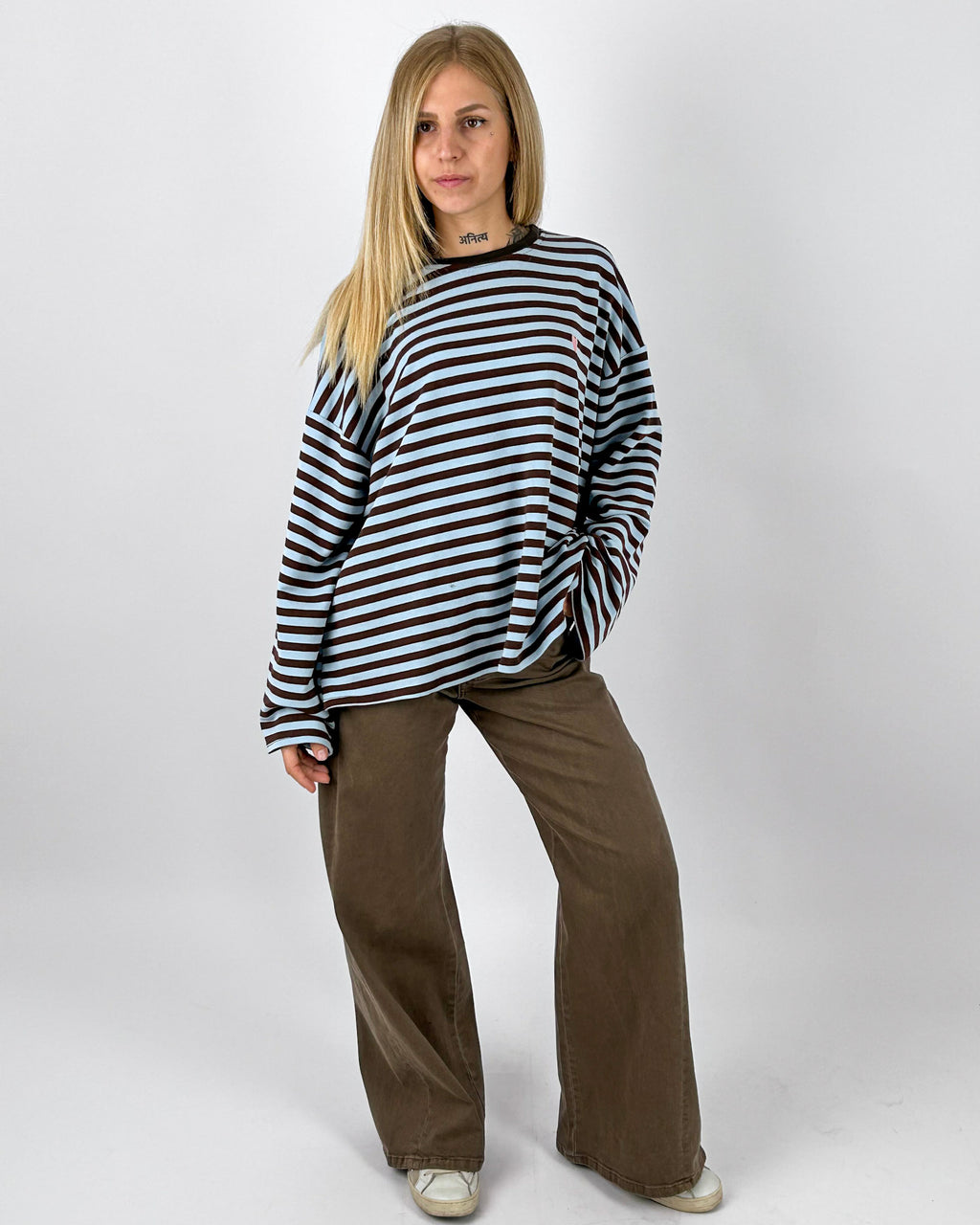 Felpa donna a righe azzurro e marrone - vista indossata