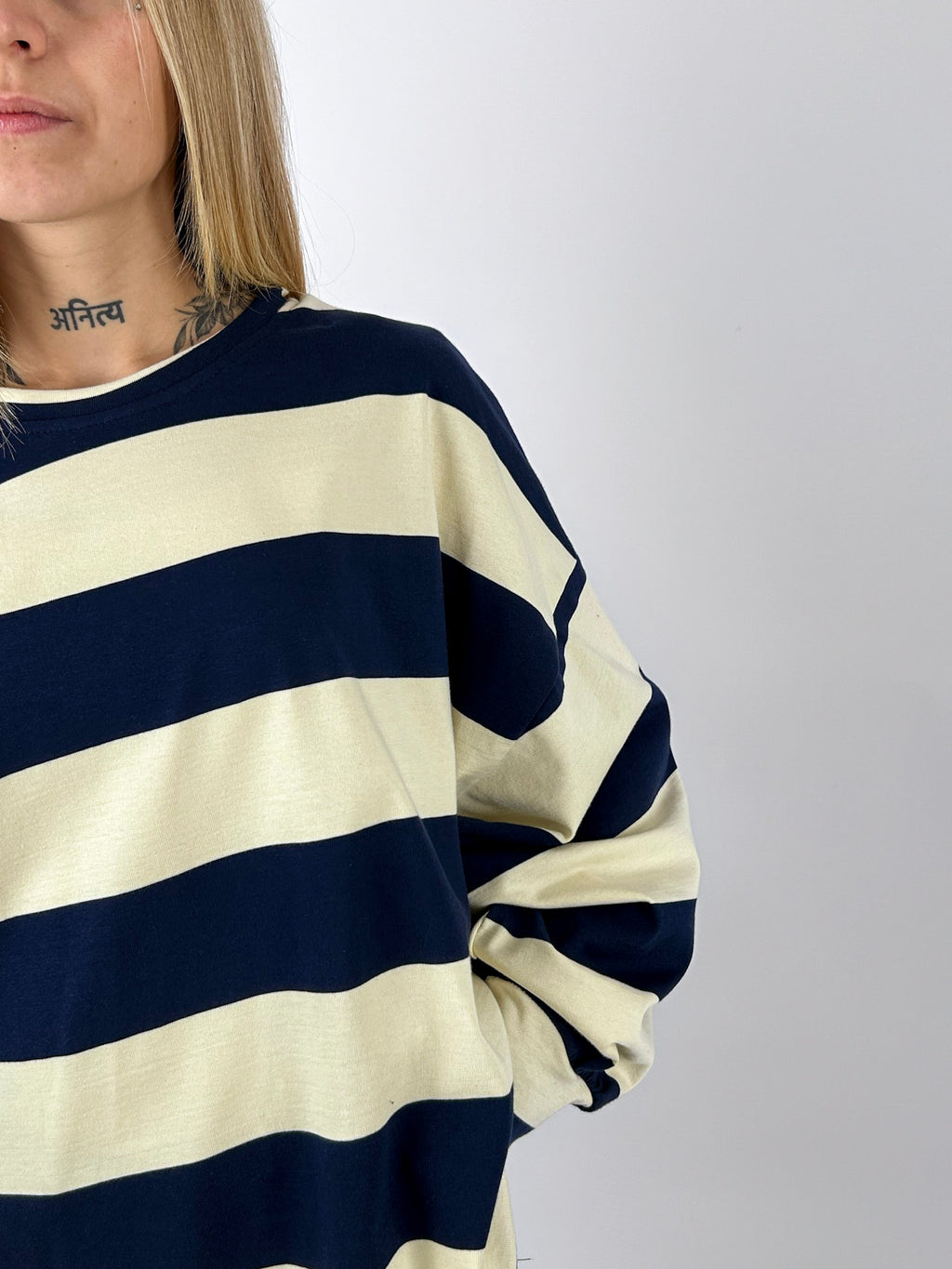 Felpa donna a righe grandi blu e panna - dettaglio tessuto e spalla
