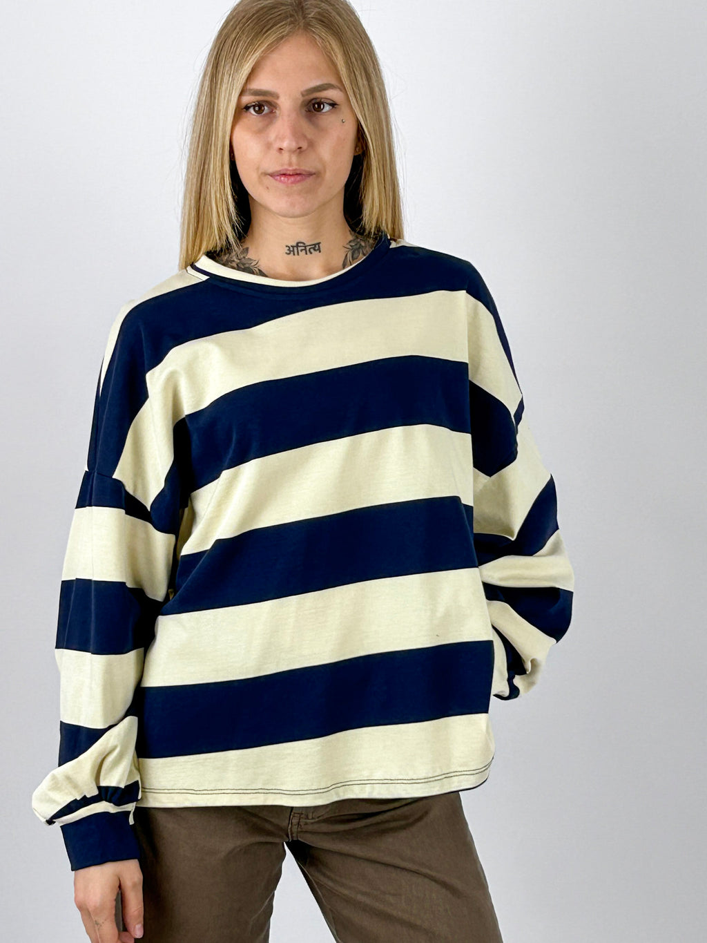 Felpa donna a righe grandi blu e panna - vista frontale