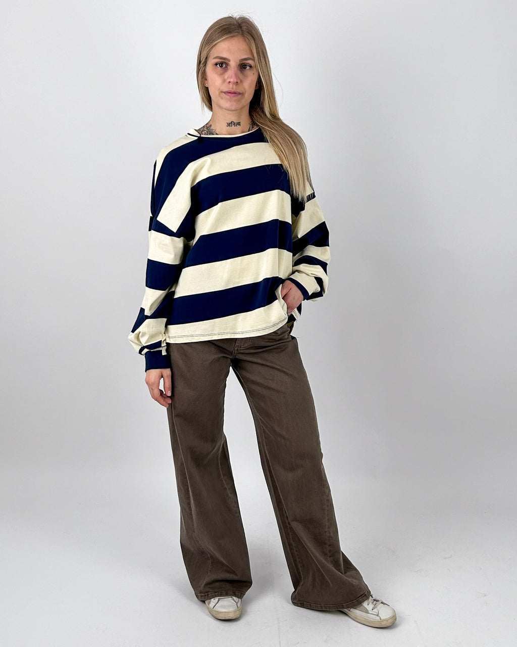 Felpa donna a righe grandi blu e panna - look completo