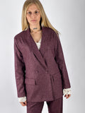 Giacca Cocoon burgundi indossata con pantalone coordinato, figura intera